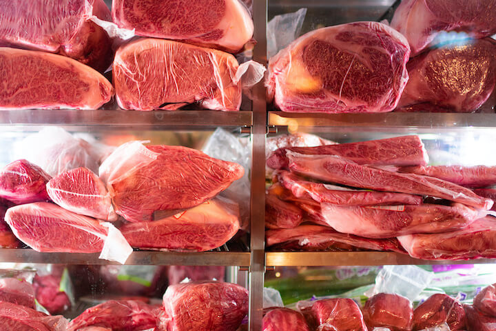 棚に並ぶ冷凍肉