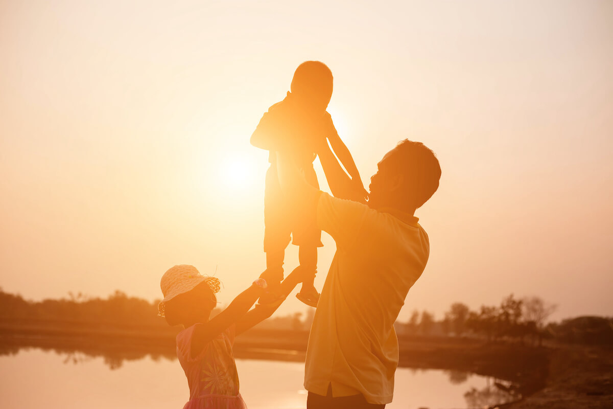 子供を抱き上げる父親