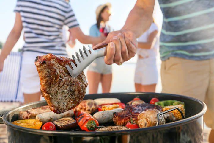 バーベキューで肉を焼く