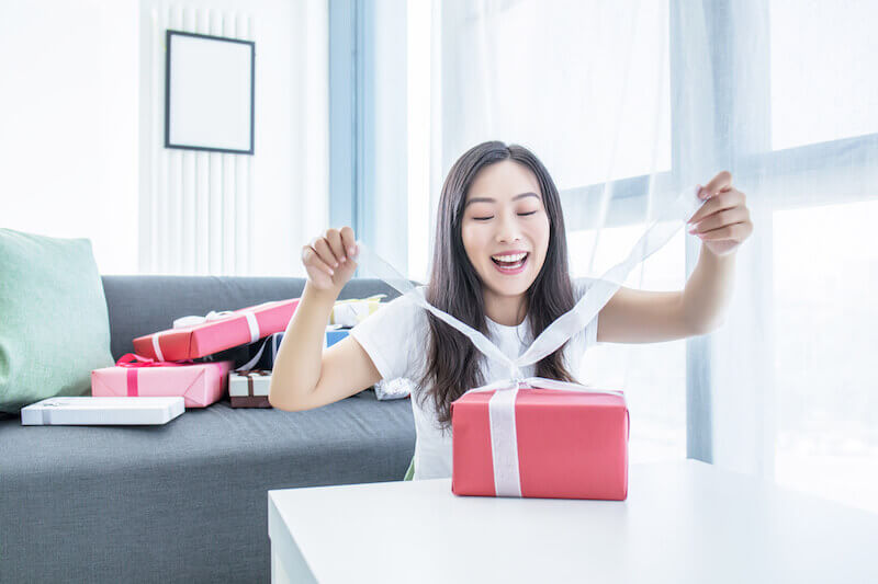 プレゼントを開ける女性