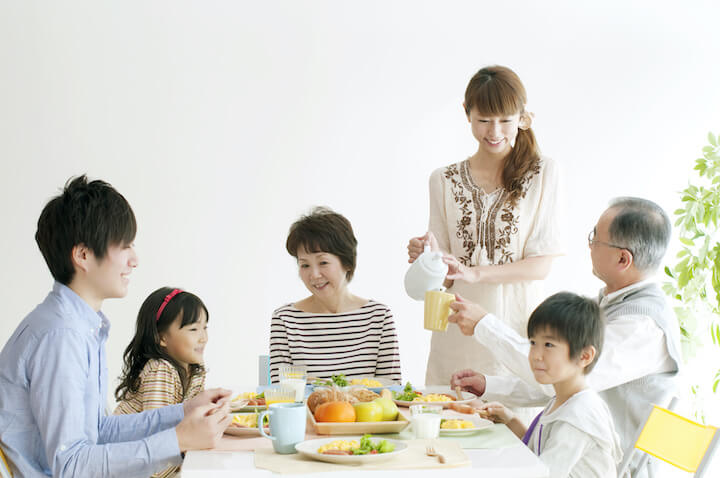 家族みんなで食事