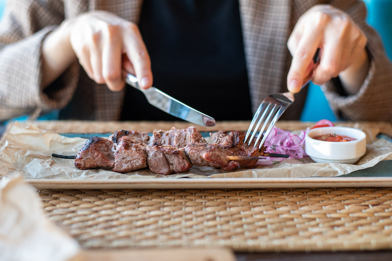 お肉を食べる