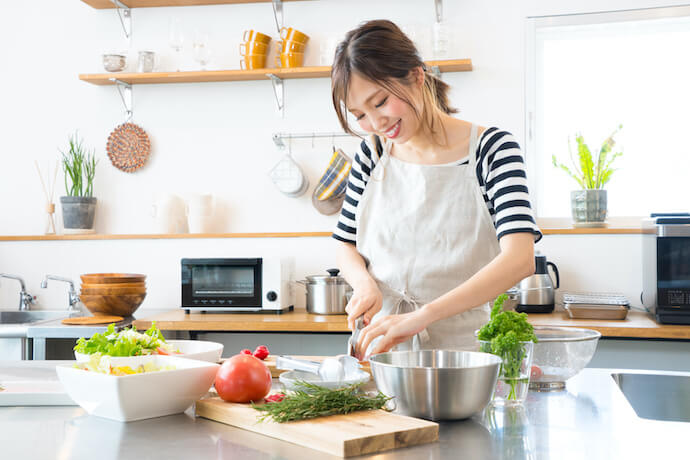 料理をする女性