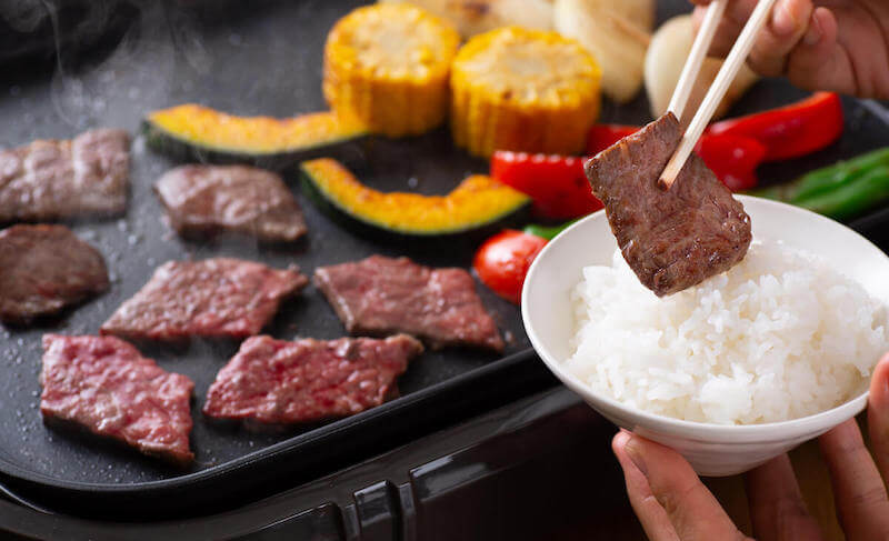 焼き肉プレートと白米