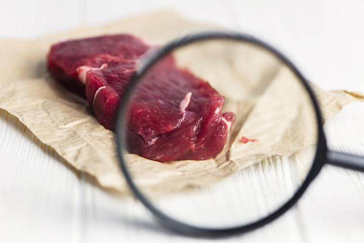 肉を観察するイメージ